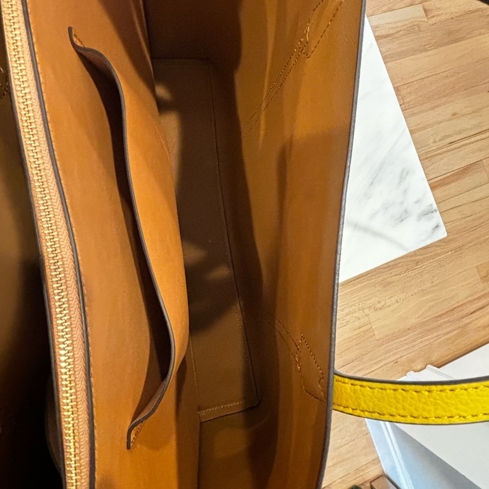New - Tory Burch Tote. - Picture 6 of 8